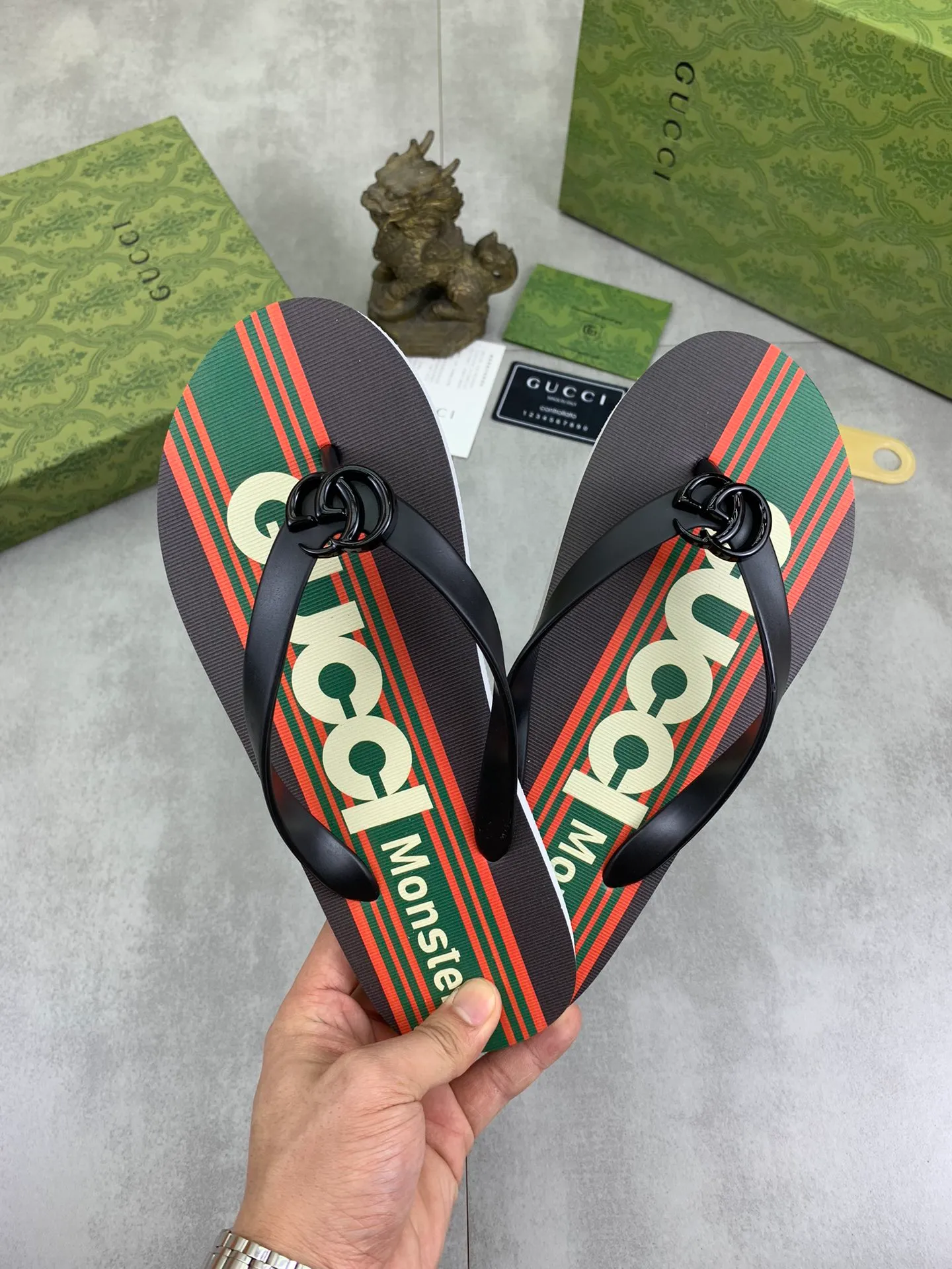 Men's men's shoes 💰P220💰【New style】🆘【GUCCI】Official website's popular Gucci adult couple 🧑‍🤝‍🧑 style, children's flip-flops are on sale at the counter simultaneously! Original fabric imported from Italy. Original bottom provided by the original factory. Size: Adult 36-45. Children’s size: 30-37. Multiple colors available.